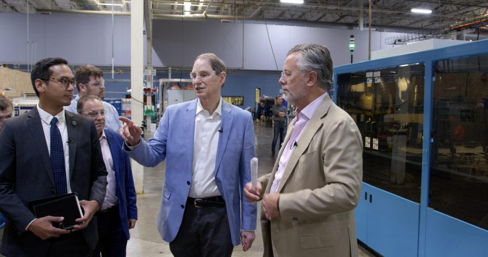 Senator Ron Wyden tours ESS factory to celebrate American manufacturing img